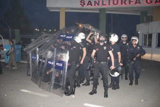 Şanlıurfa'da Maç Sonrası Polise Taş Atan Gruba Müdahale