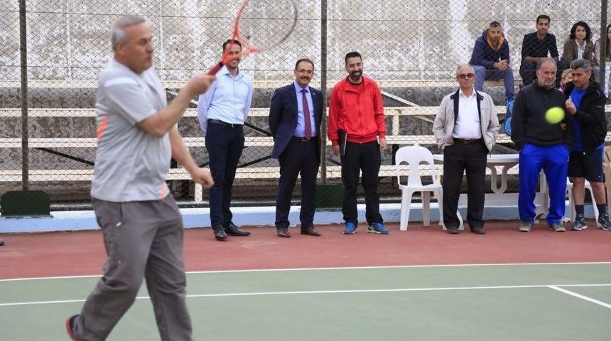 Uşak&rsquo;ta Geleneksel &ldquo;bahara Merhaba Tenis Turnuvası&rdquo; Başladı