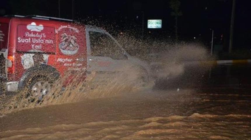 Denizli'de Sağanak Yağış Yaşamı Etkiledi