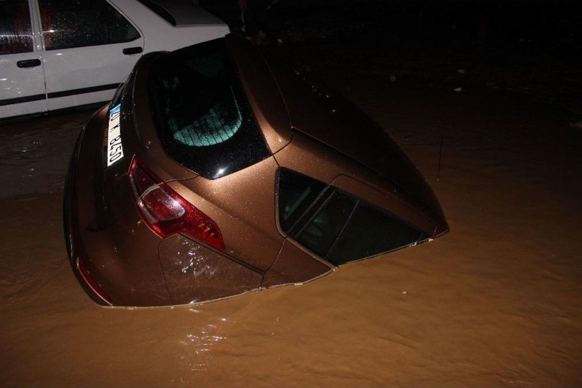 Polis Memuru &Ccedil;ocuğuyla Su Dolu &Ccedil;ukura Saplandı