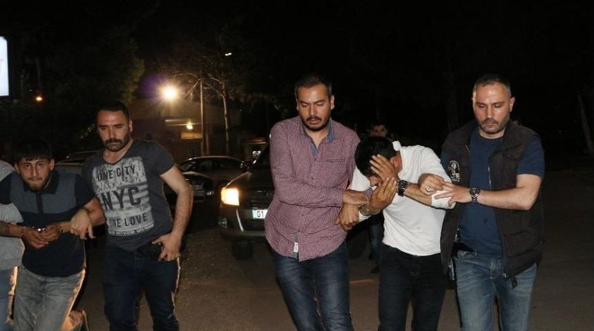 &Ccedil;eşitli Su&ccedil;lardan Aranan Biri Cezaevi Firarisi 2 Kişi Saklandıkları Evde Kıskıvrak Yakalandı