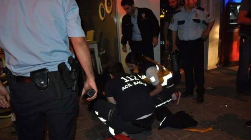 S&uuml;r&uuml;c&uuml;n&uuml;n Kontrol&uuml;nden &Ccedil;ıkan Otomobil 2 Araca &Ccedil;arptı:1'i Polis, 2 Kişi Yaralandı