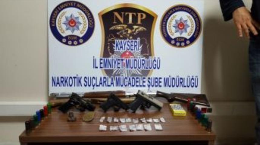 Polis Zehir Tacirlerine G&ouml;z A&ccedil;tırmıyor