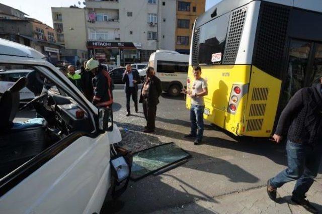 Belediye Otobüsüne Çarpan Sürüü Aracında Sıkıştı