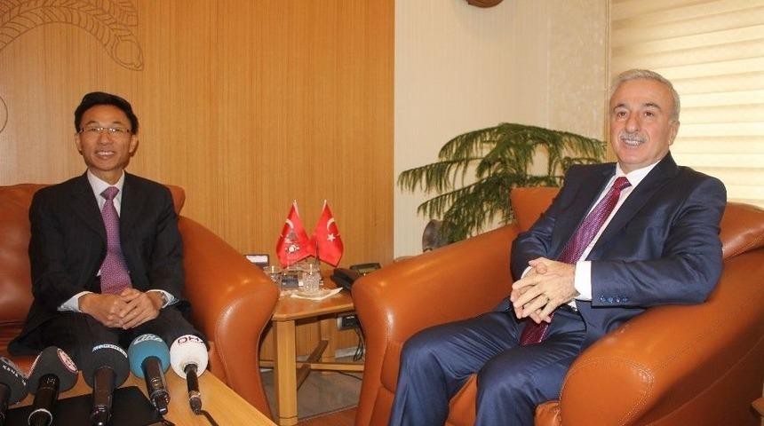 &Ccedil;in Ankara B&uuml;y&uuml;kel&ccedil;isinden Vali Kam&ccedil;ı&rsquo;ya Ziyaret