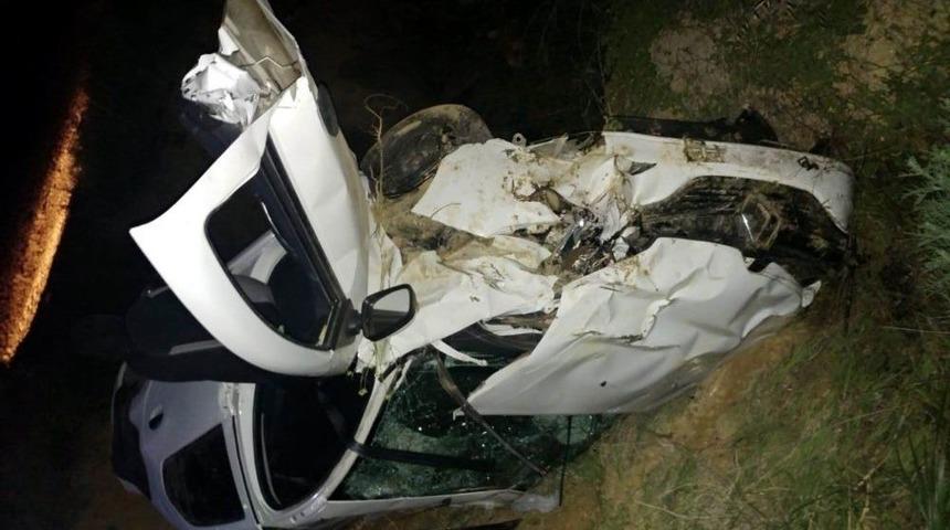 Otomobil Şarampole Yuvarlandı: 2 &Ouml;l&uuml;, 2 Yaralı