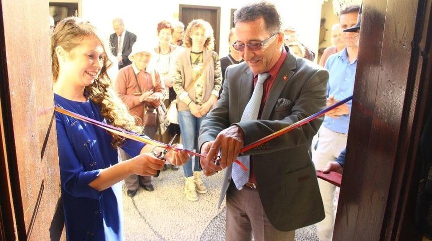 Antik Mozaik Desenlerini Kumaş İle Buluşturdu