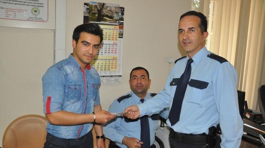 Bulduğu Parayı Polise Teslim Etti