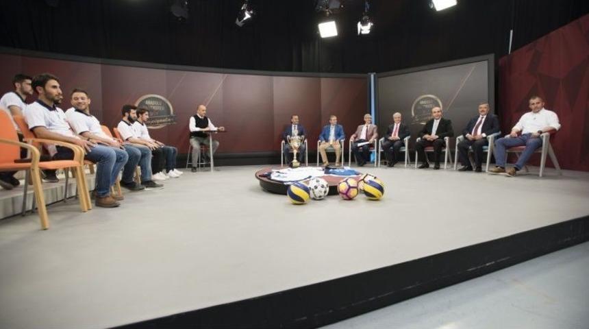 Rekt&ouml;r G&uuml;ndoğan &ldquo;anadolu &Uuml;niversitesi Ve Spor&rdquo; Programına Konuk Oldu