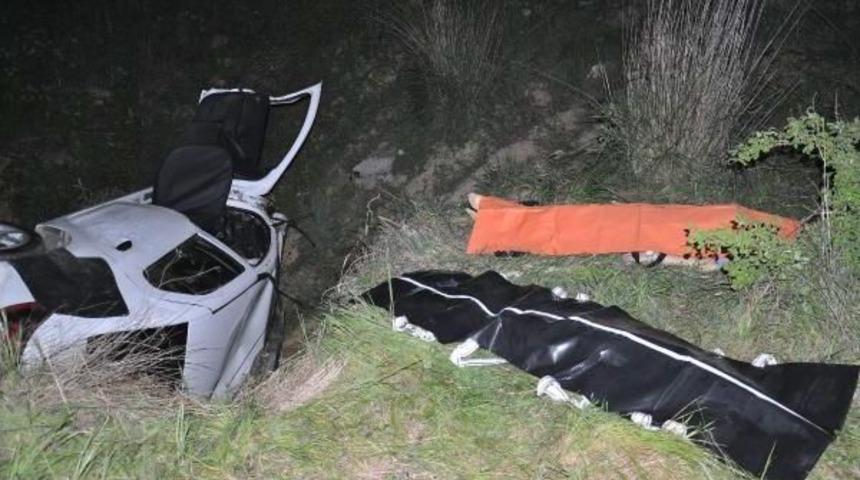 Otomobil U&ccedil;uruma Yuvarlandı; Anne- Oğul &Ouml;ld&uuml;, Baba- Oğul Yaralandı