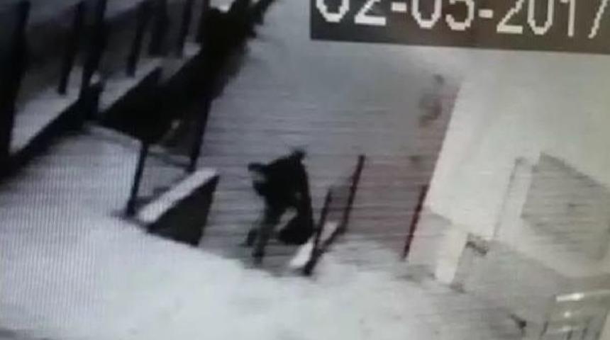 Okul Kantininden &Ccedil;ikolata Ve Kekleri &Ccedil;aldılar