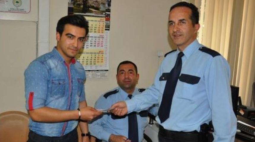 Asgari &Uuml;cretli Iş&ccedil;i, Bulduğu Parayı Polise Teslim Etti