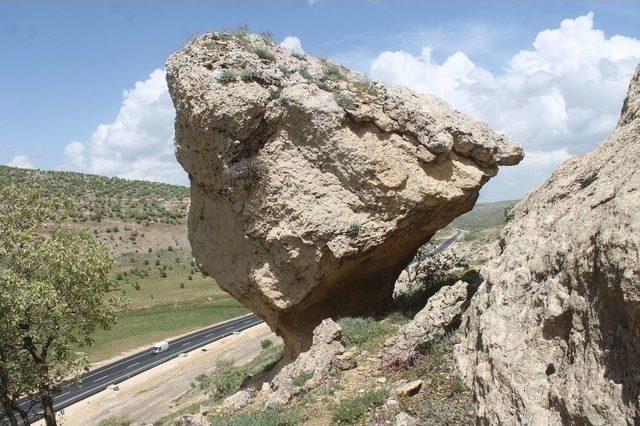 Mardin-diyarbakır Karayolunda Kaya K&uuml;tlesi Tehlikesi 1