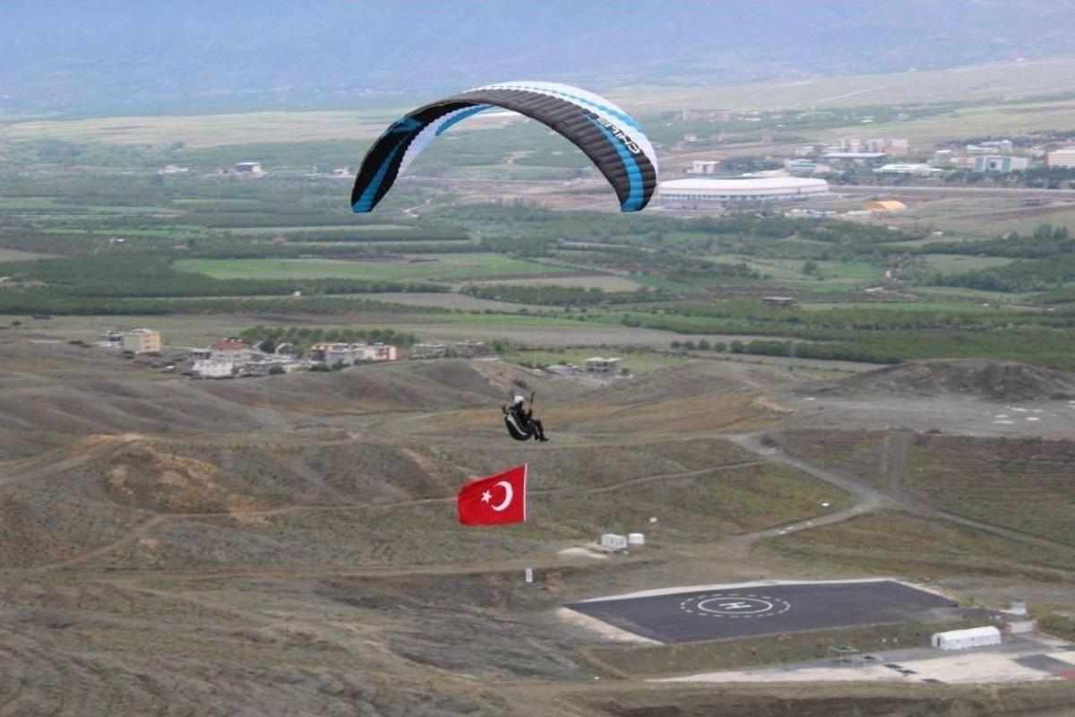 T&uuml;rk Bayrağı İle U&ccedil;tu