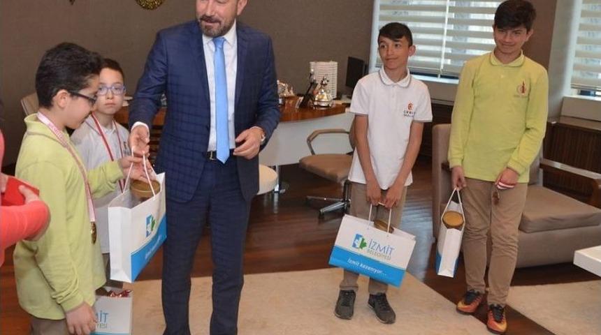 Şampiyonluk Sevin&ccedil;lerini Başkan Doğan İle Paylaştılar