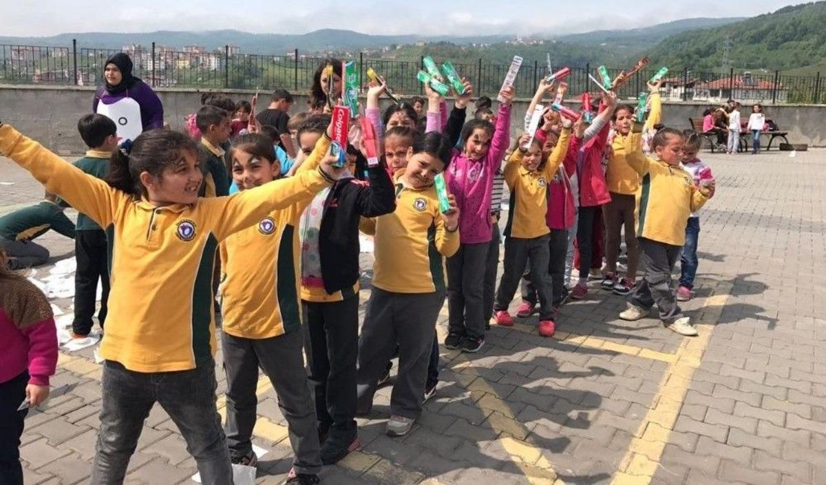 İlkokul &Ouml;ğrencilerine Diş Sağlığını Anlatıp Hediyeler Verdiler