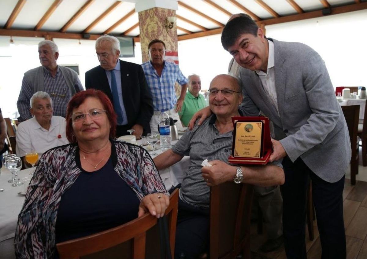 Başkan T&uuml;rel, 70 Yaşını Aşmış 51 Sporsevere Plaket Verdi
