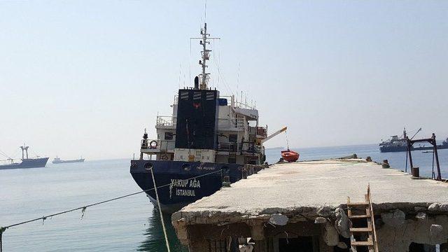 Kartal Sahilinde Demirli İcralık Gemi Su Alarak Battı