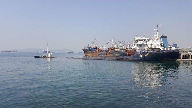 Kartal Sahilinde Demirli İcralık Gemi Su Alarak Battı