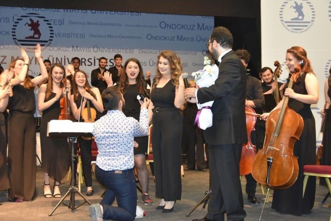 Konsere Damga Vuran S&uuml;rpriz Evlilik Teklifi