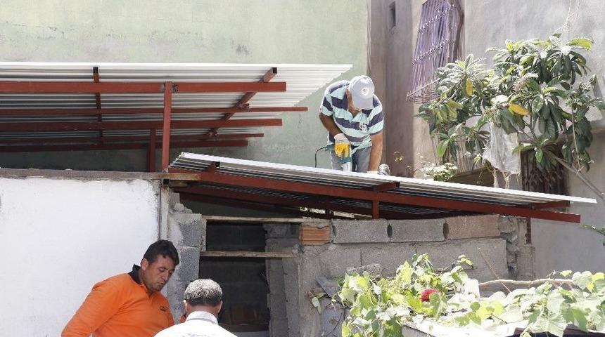 Evlerinin &Ccedil;atısı &Ccedil;&ouml;kme Tehlikesindeki Aileye Akdeniz Belediyesi&rsquo;nden Destek