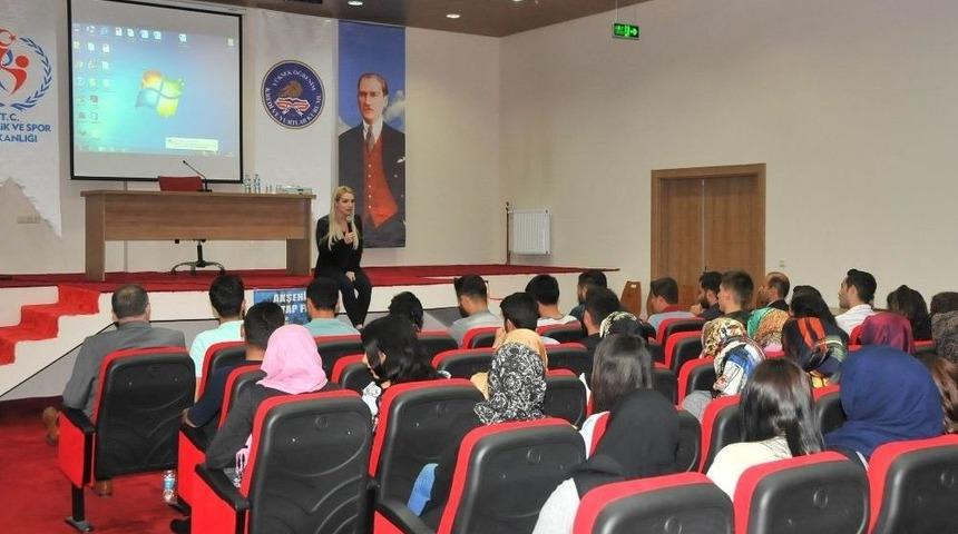 Akşehir&rsquo;de Yazarlardan Konferans