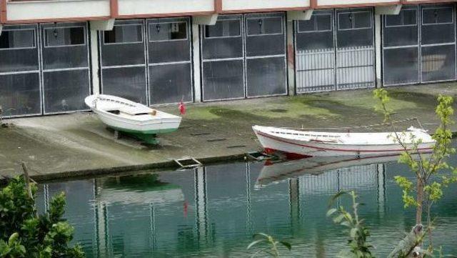 Barınağın Önü Kapandı, Rizeli Balıkçları Kürekle Işe Koyuldu