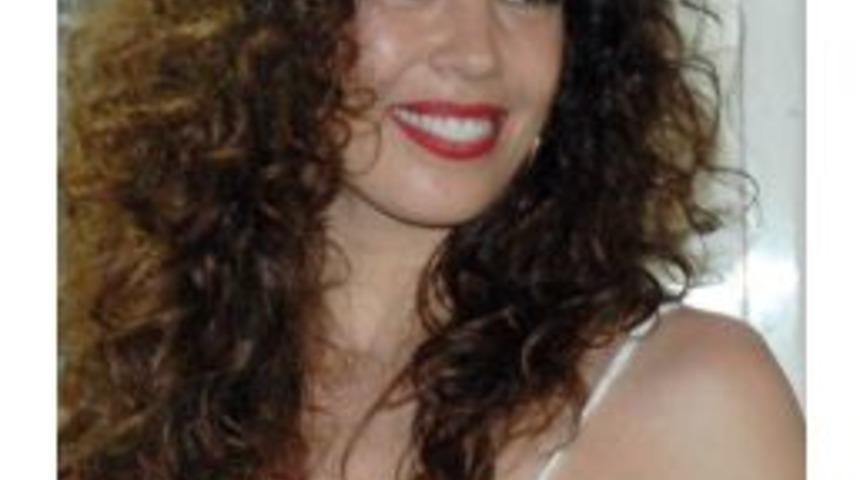 D&uuml;nya G&uuml;zeli Azra Akın Dokuz Sekizlik D&uuml;ğ&uuml;n Yapacak