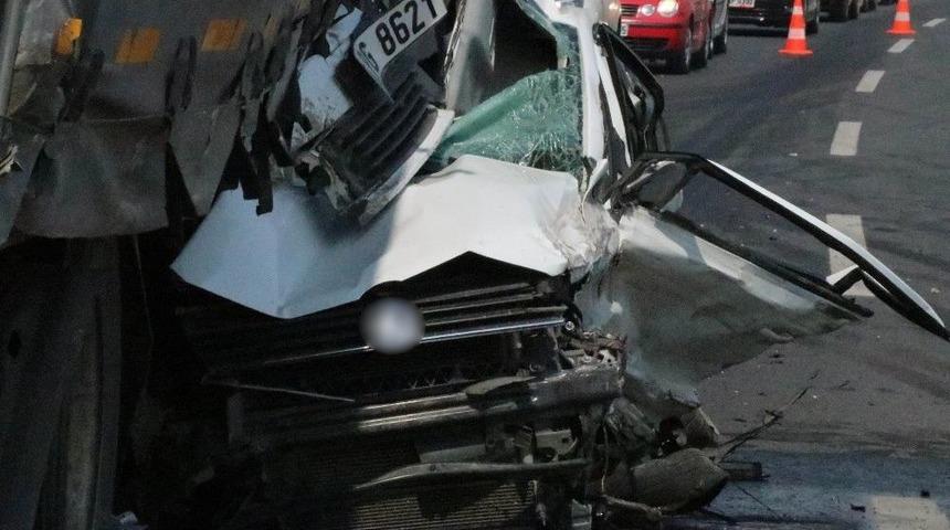 Tekeri Patlayan Tır Otomobili Bi&ccedil;ti: 2 Yaralı