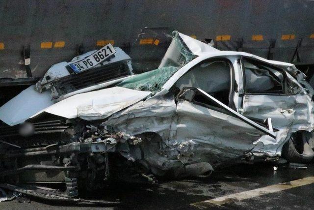 Tekeri Patlayan Tır Otomobili Bi&ccedil;ti: 2 Yaralı 1