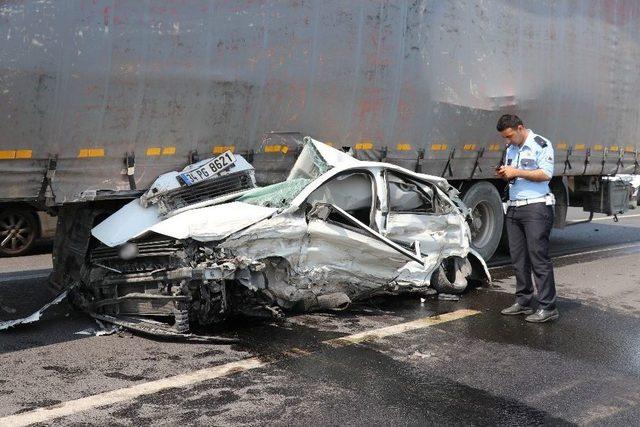 Tekeri Patlayan Tır Otomobili Bi&ccedil;ti: 2 Yaralı 2