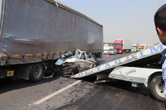 Tekeri Patlayan Tır Otomobili Bi&ccedil;ti: 2 Yaralı 3