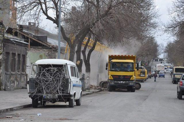 Osmanlı Mahallesi Yıkım Çalışmaları Sürüyor