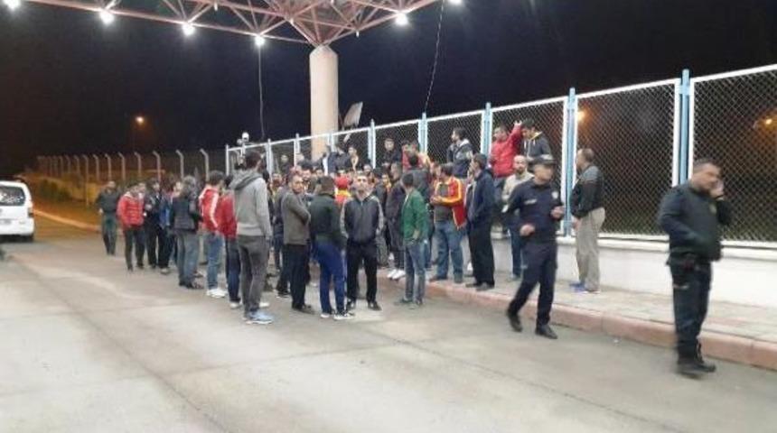 Liderin Bandırmaspor'a 5-0 Yenilmesi Taraftarı Isyan Ettirdi, Futbolcu Ve Teknik Y&ouml;netim Protesto Edildi, Polis Biber Gazı Kullandı