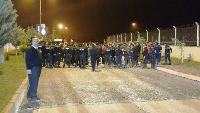 Liderin Bandırmaspor'a 5-0 Yenilmesi Taraftarı Isyan Ettirdi, Futbolcu Ve Teknik Yönetim Protesto Edildi, Polis Biber Gazı Kullandı