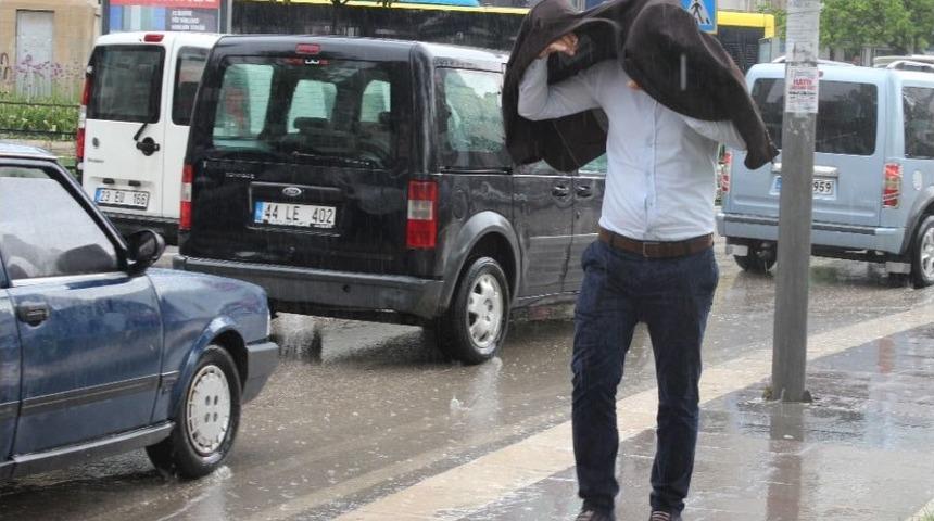 Elazığ&rsquo;da Sağanak Yağış Etkili Oldu