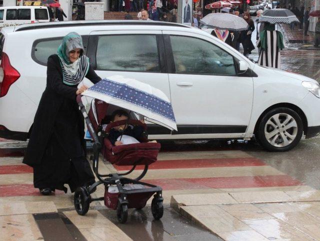 Elazığ&rsquo;da Sağanak Yağış Etkili Oldu 1