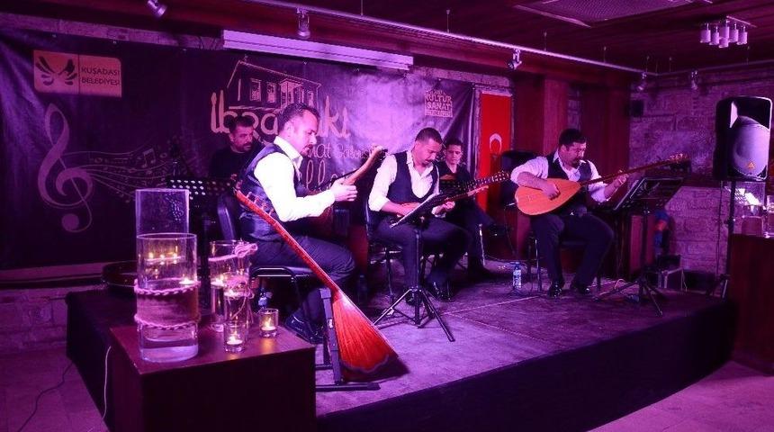 Kuşadası’nda Bağlama Resitali