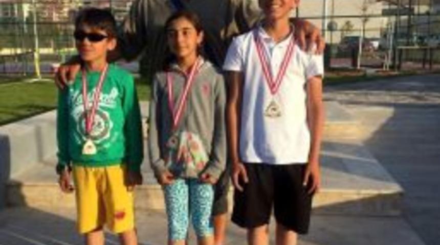Minik Tenisçiler Turnuva Şampiyonu Oldu