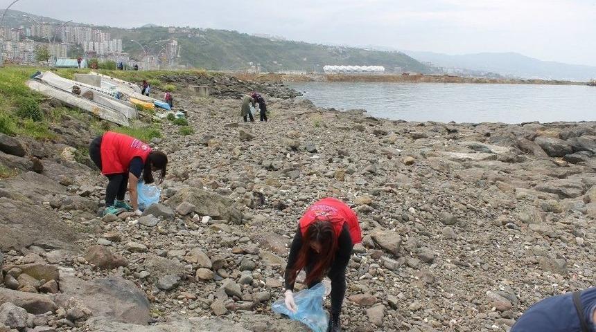 Trabzon&rsquo;da &Uuml;niversiteli Gen&ccedil;ler Sahilleri Temizledi