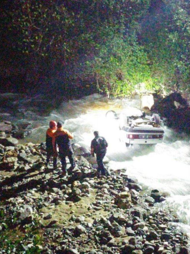 Trabzon’da Otomobil Dereye Uçtu: 1 Yaralı