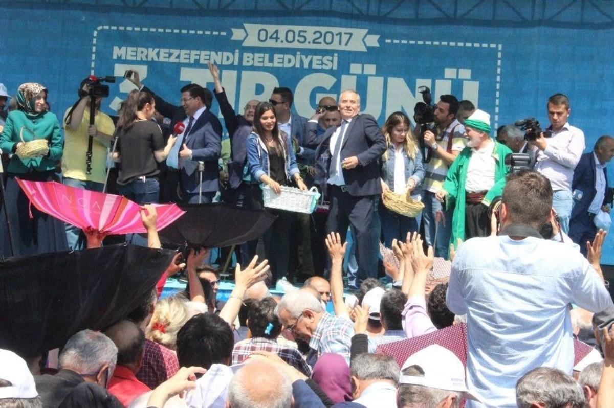 Vatandaşlar, Fesleğen Ve Mesir Macunu Almak İ&ccedil;in Birbirleriyle Yarıştı