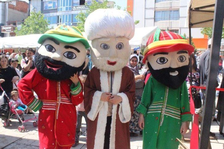 Vatandaşlar, Fesleğen Ve Mesir Macunu Almak İçin Birbirleriyle Yarıştı G2