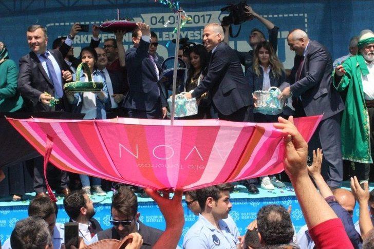 Vatandaşlar, Fesleğen Ve Mesir Macunu Almak İçin Birbirleriyle Yarıştı G3