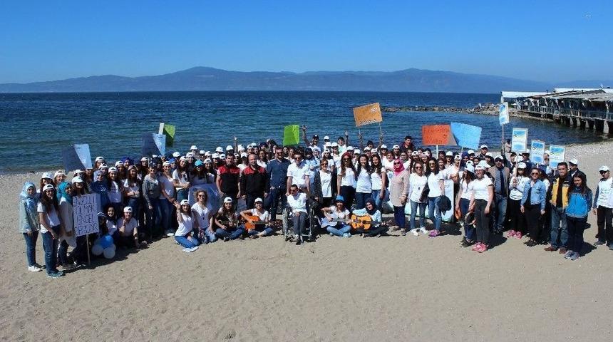 Gen&ccedil;ler Sahilleri Temizledi