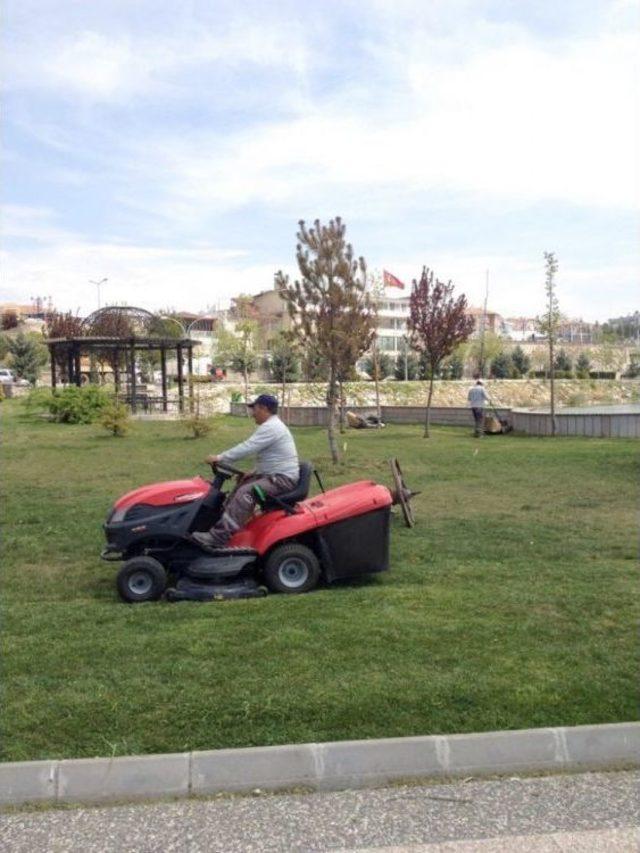 Park Ve Bahçeler Müdürlüğü Ekiplerinden Gölbaşı’na Yazlık Bakım