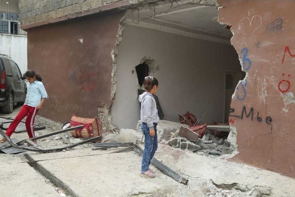 Silopi&rsquo;de Zırhlı Ara&ccedil; Eve &Ccedil;arptı: 2 &Ccedil;ocuk &Ouml;ld&uuml;