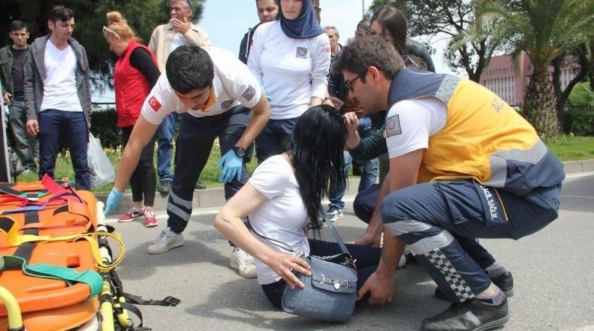 Yolun Karşısına Ge&ccedil;meye &Ccedil;alışan Gen&ccedil; Kıza Otomobil &Ccedil;arptı