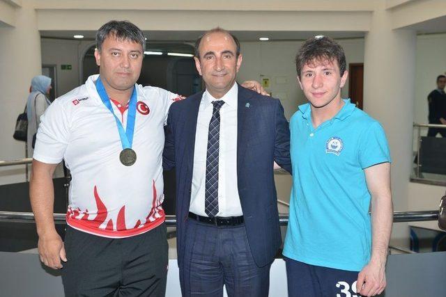 Edebali Yıldırımlı Sporcuları Ödüllendirdi