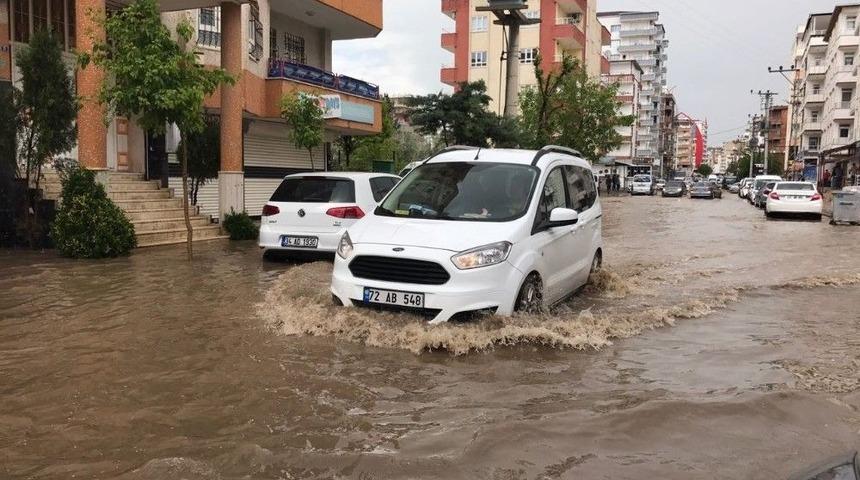 Batman&rsquo;da Sağanak Yağış Hayatı Olumsuz Etkiledi